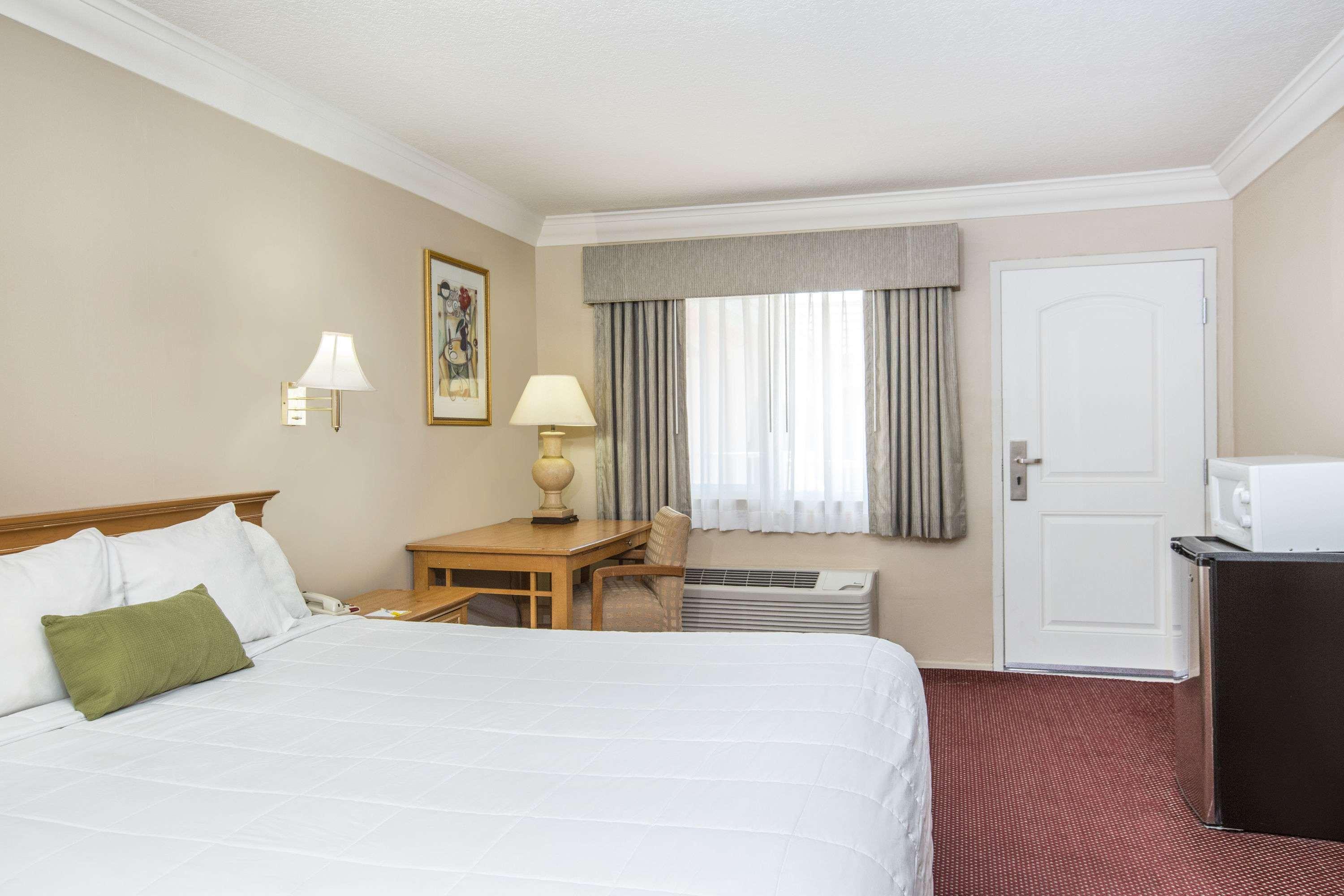 Days Inn By Wyndham Near City Of Hope Duarte Екстериор снимка
