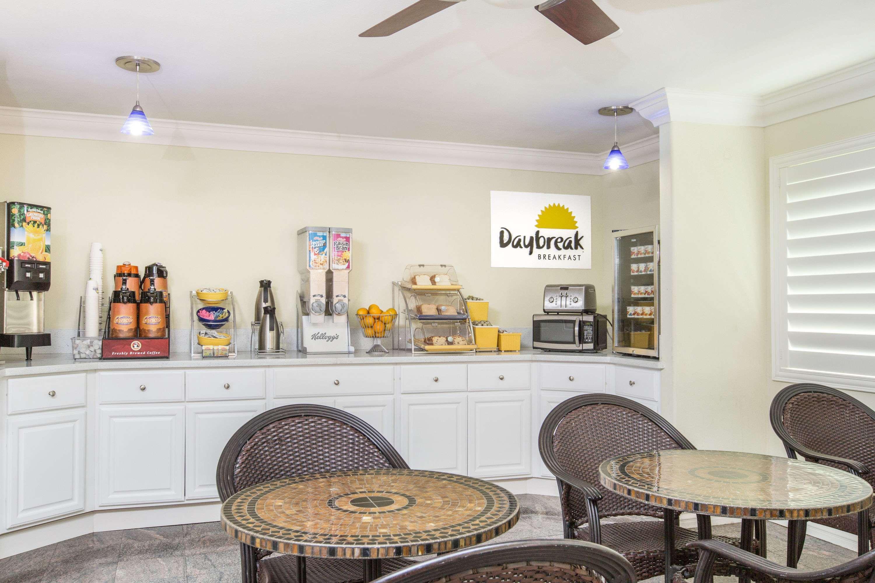 Days Inn By Wyndham Near City Of Hope Duarte Екстериор снимка